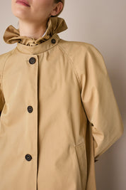 Trench con colletto volant