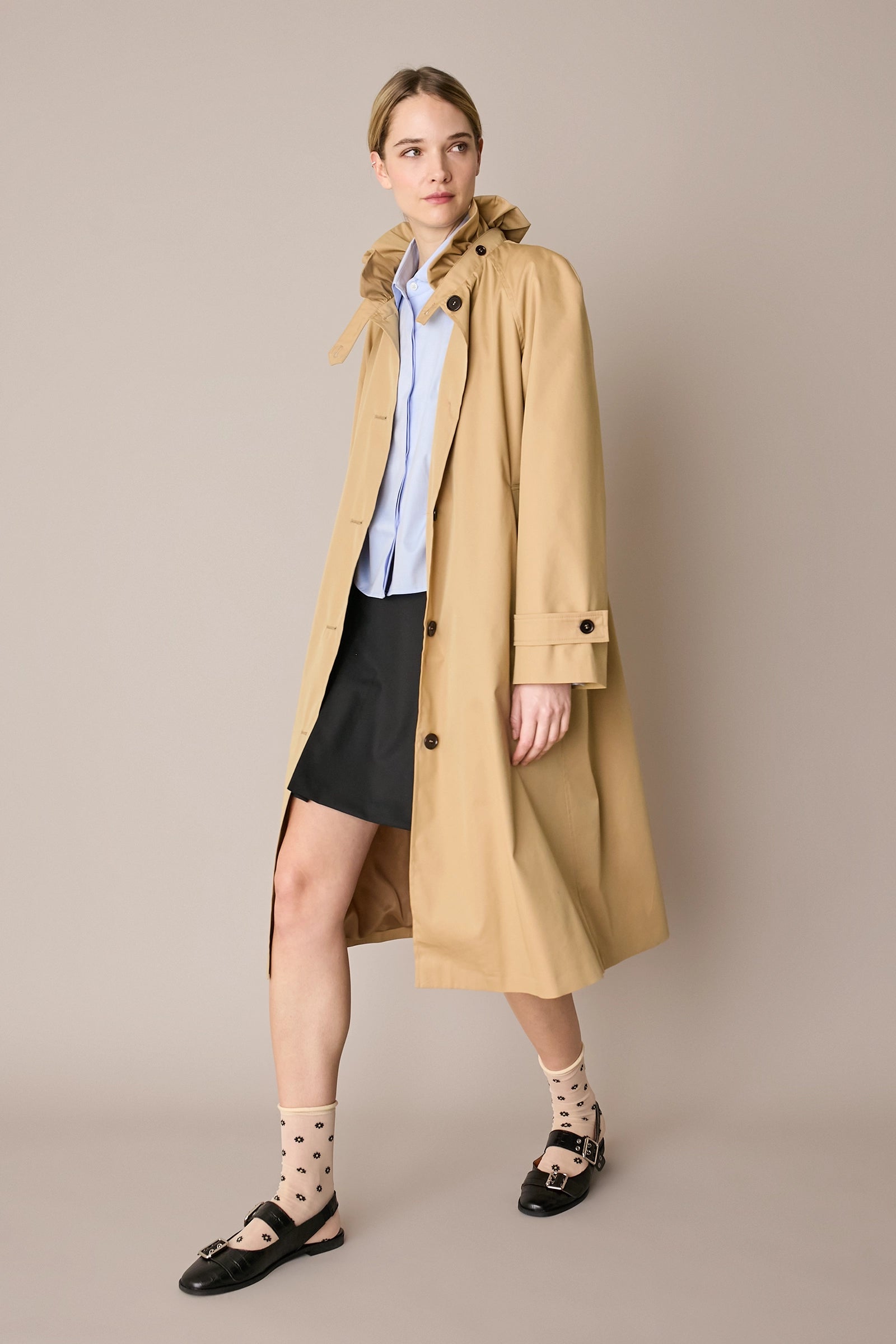 Trench con colletto volant