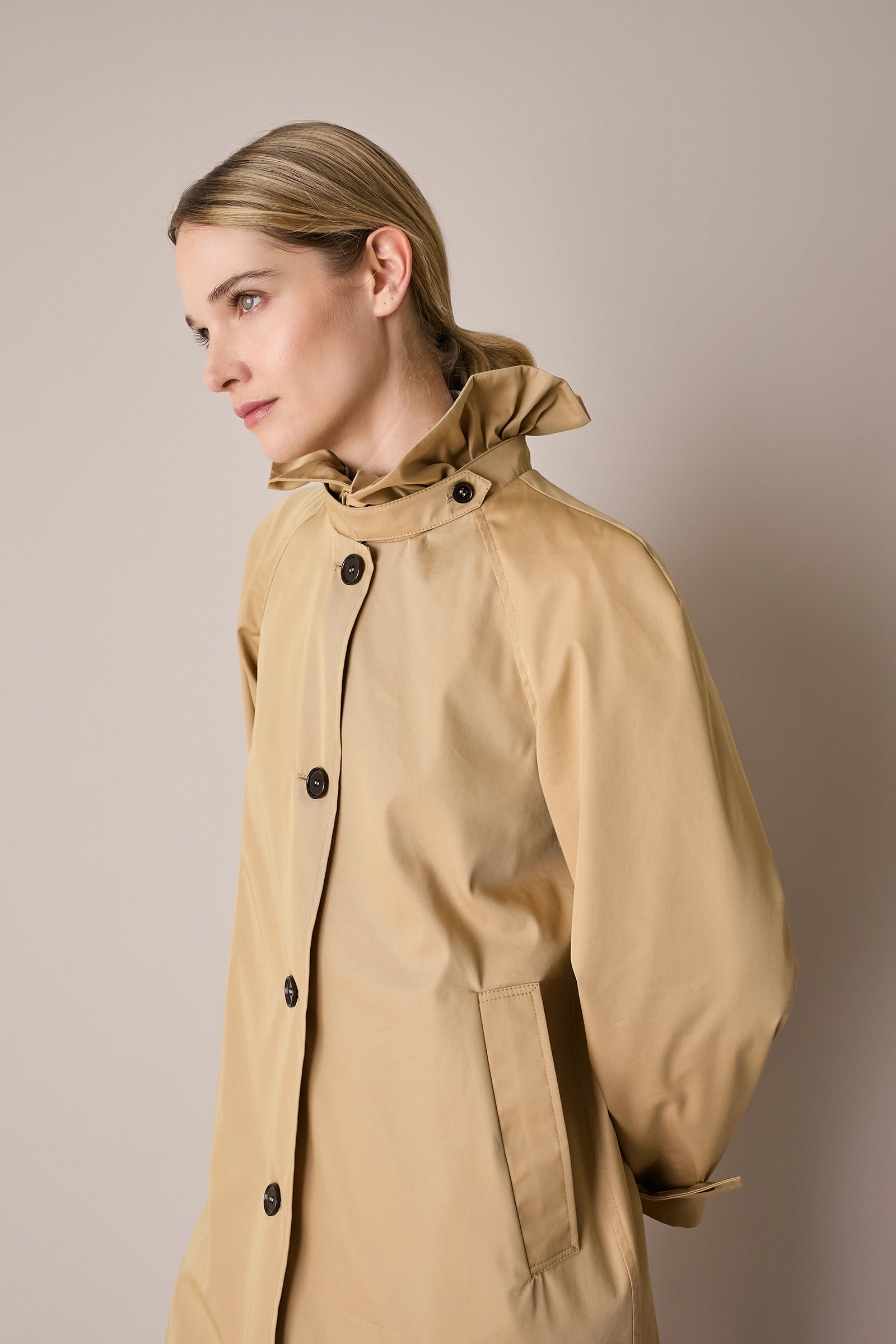 Trench con colletto volant