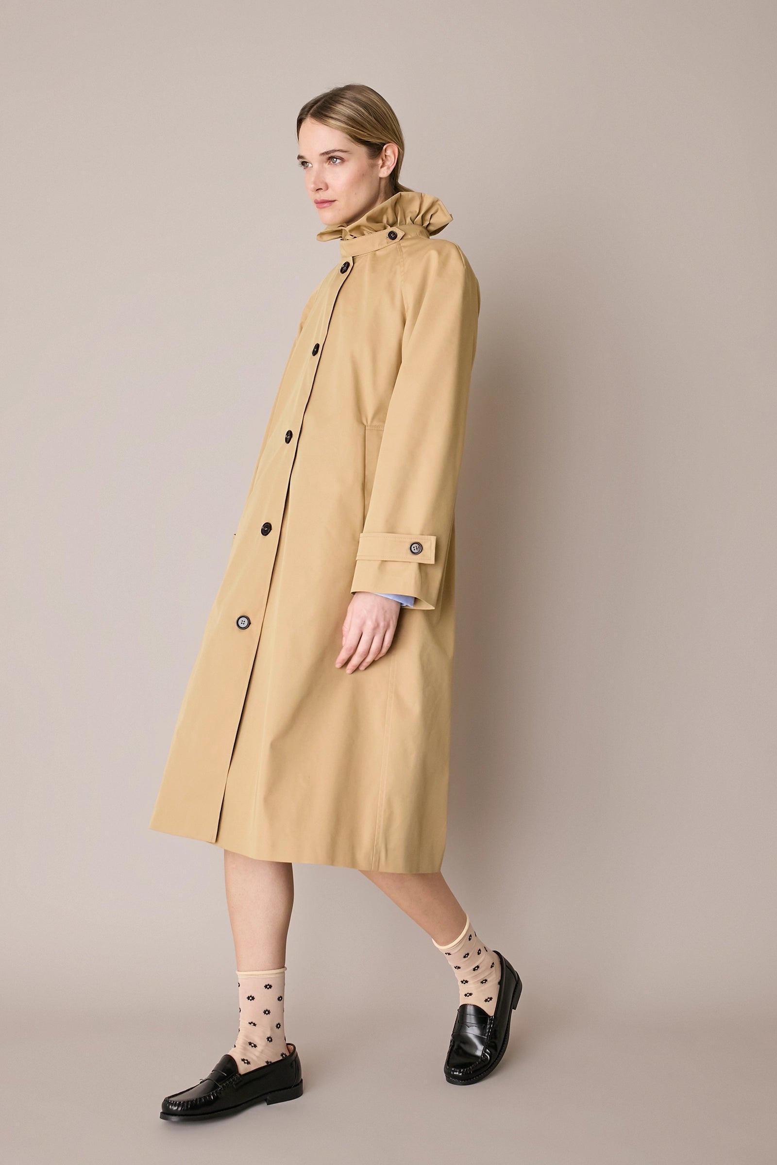 Trench con colletto volant