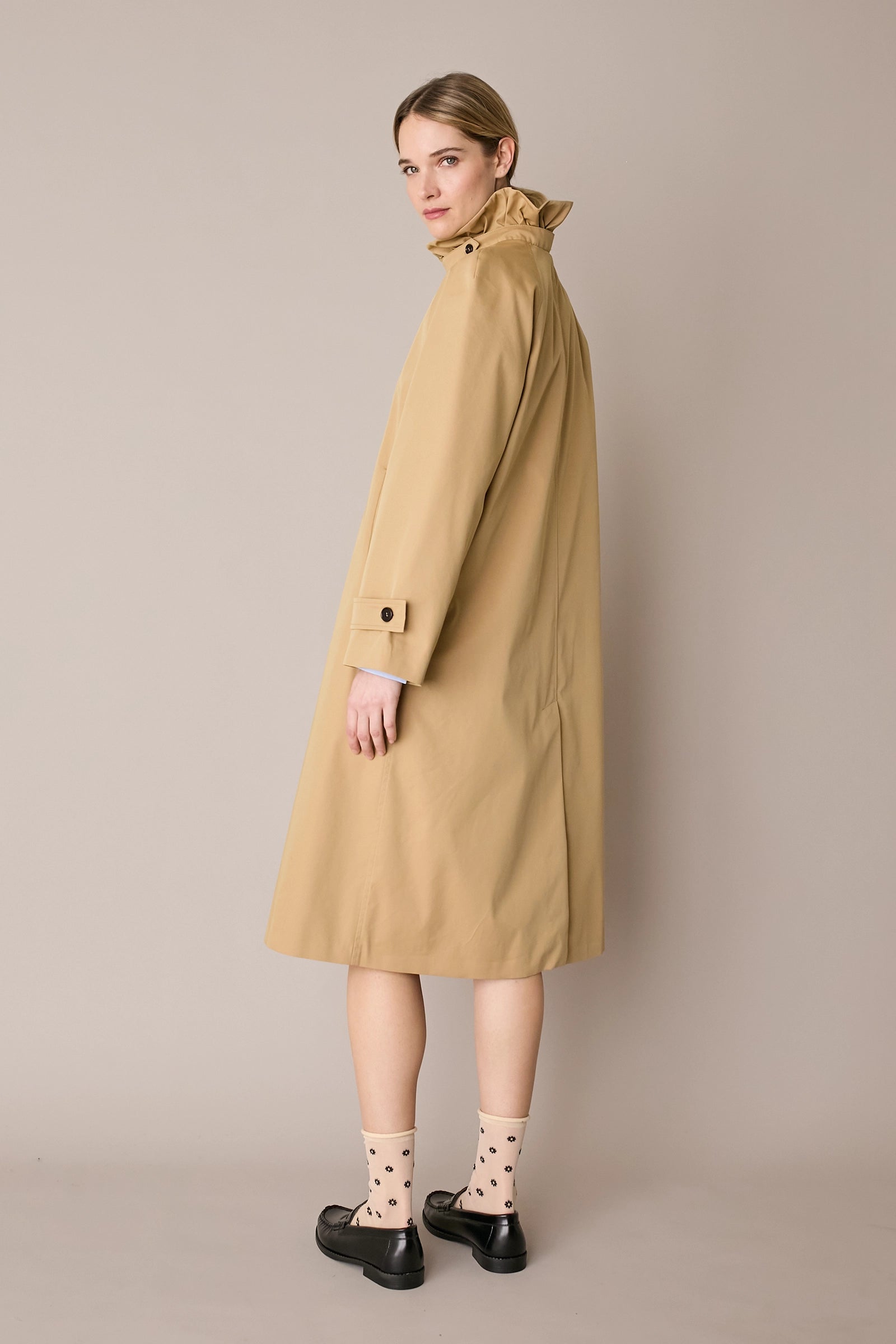 Trench con colletto volant