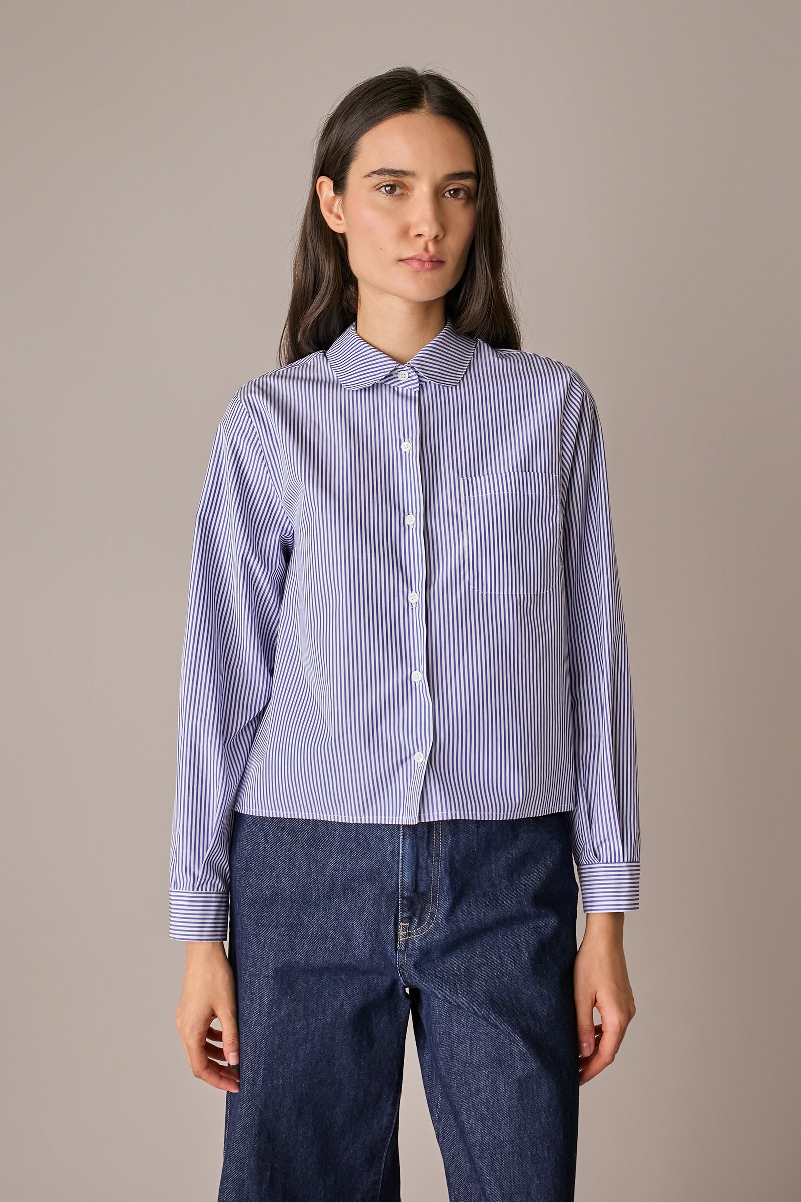 camicia con colletto stondato righe bianco e blu da ufficio