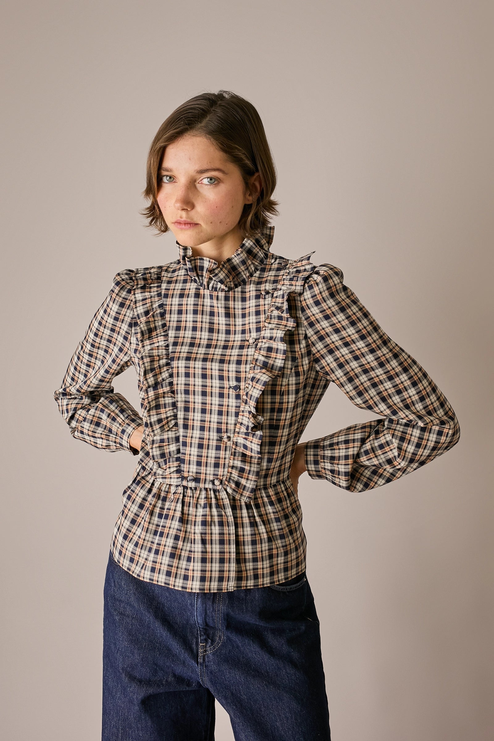 Camicia in seta tartan con rouches tartan marrone, maniche a sbuffo
