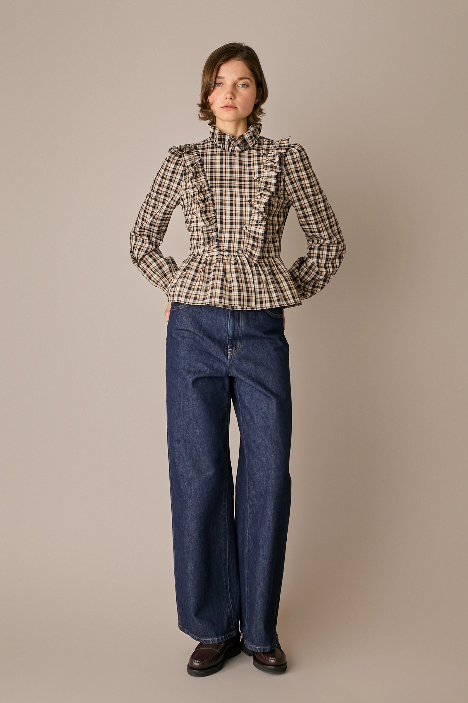Camicia in seta tartan con rouches scozzese marrone, colletto volant e rouches