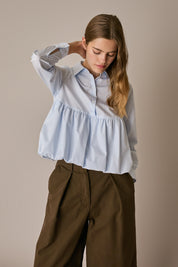 Camicia a palloncino righe azzurre, abbottonatura frontale e vestibilità regolare