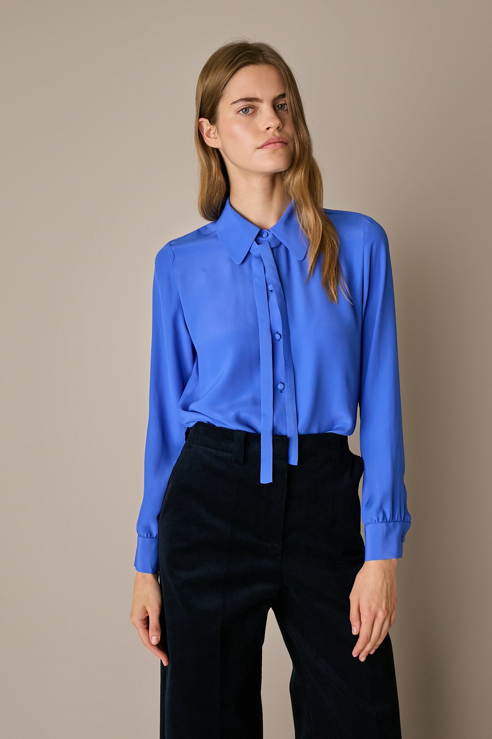 Camicia in blend di seta con fiocco blu acceso, laccetto da annodare in seta blend