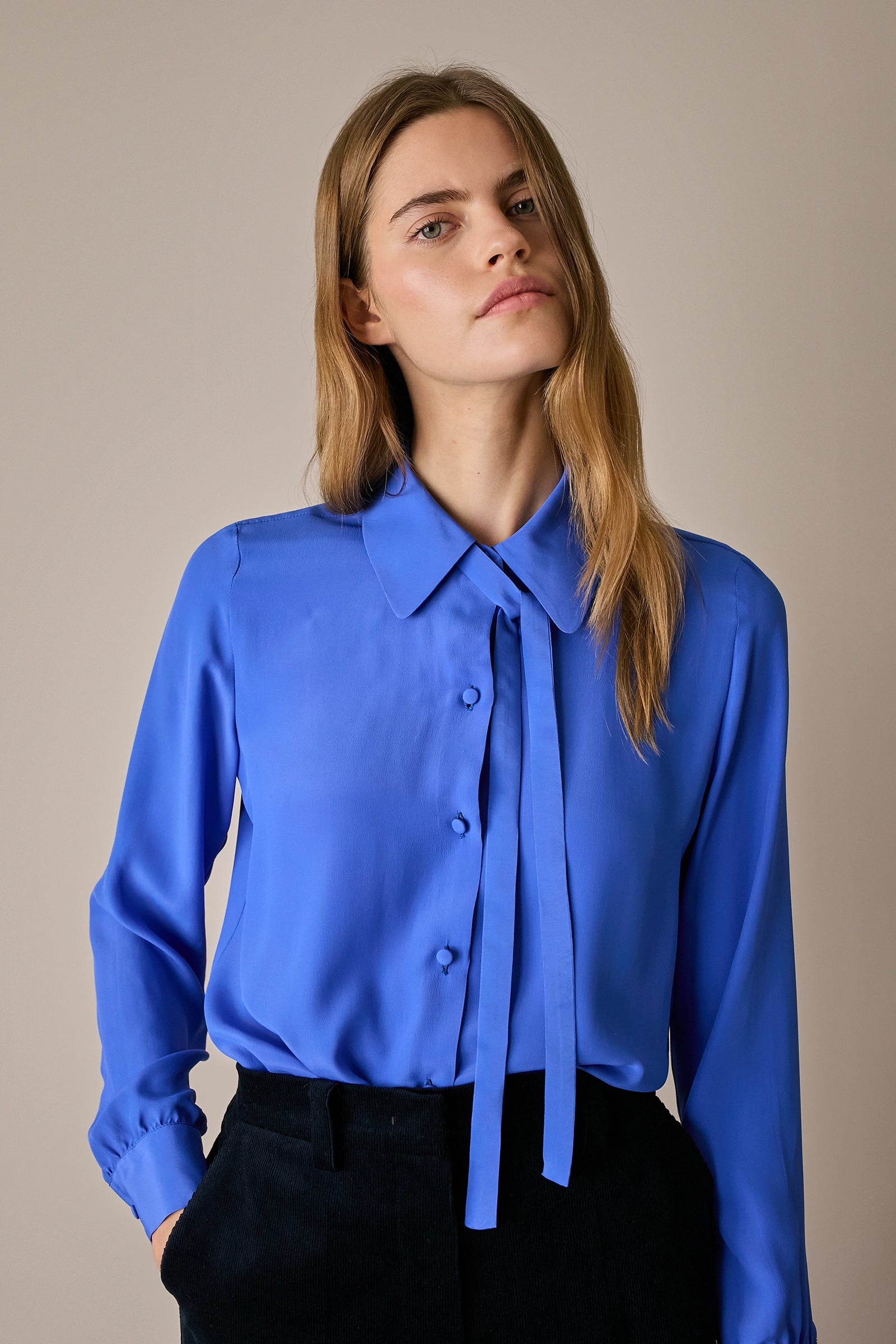 Camicia in blend di seta con fiocco bluette con laccetto da annodare
