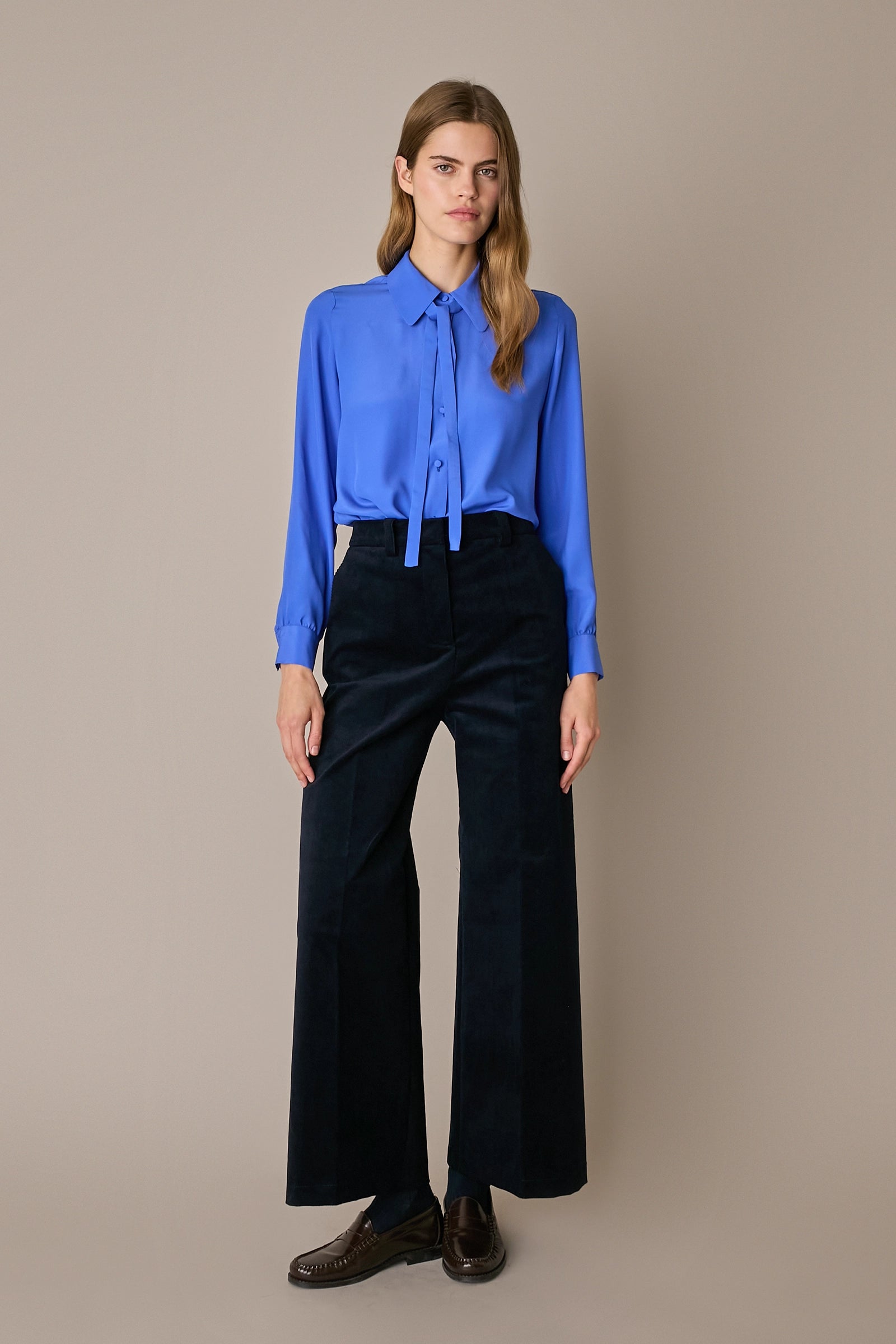 Camicia in blend di seta con fiocco blu acceso, in blend di seta, abbottonatura frontale