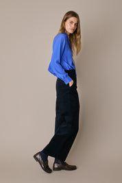 Camicia in blend di seta con fiocco blu acceso, laccetto da annodare e scollo con fiocco