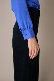 Camicia in blend di seta con fiocco blu acceso