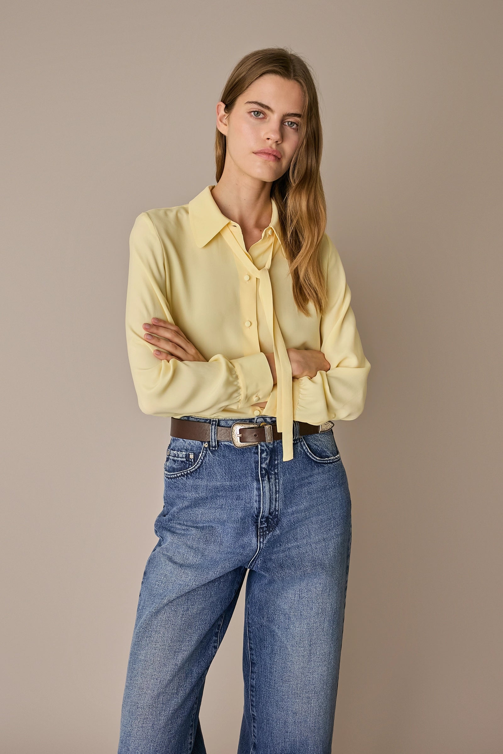 Camicia in blend di seta con fiocco giallino con fiocco
