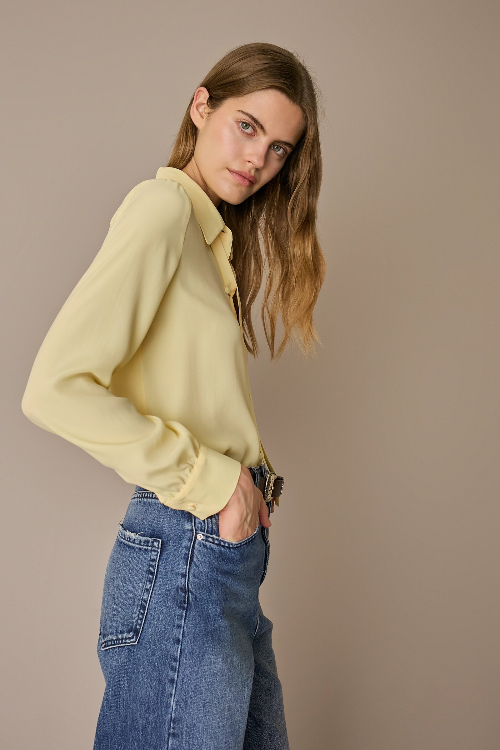 Camicia in blend di seta con fiocco giallino, in seta, scollo con fiocco