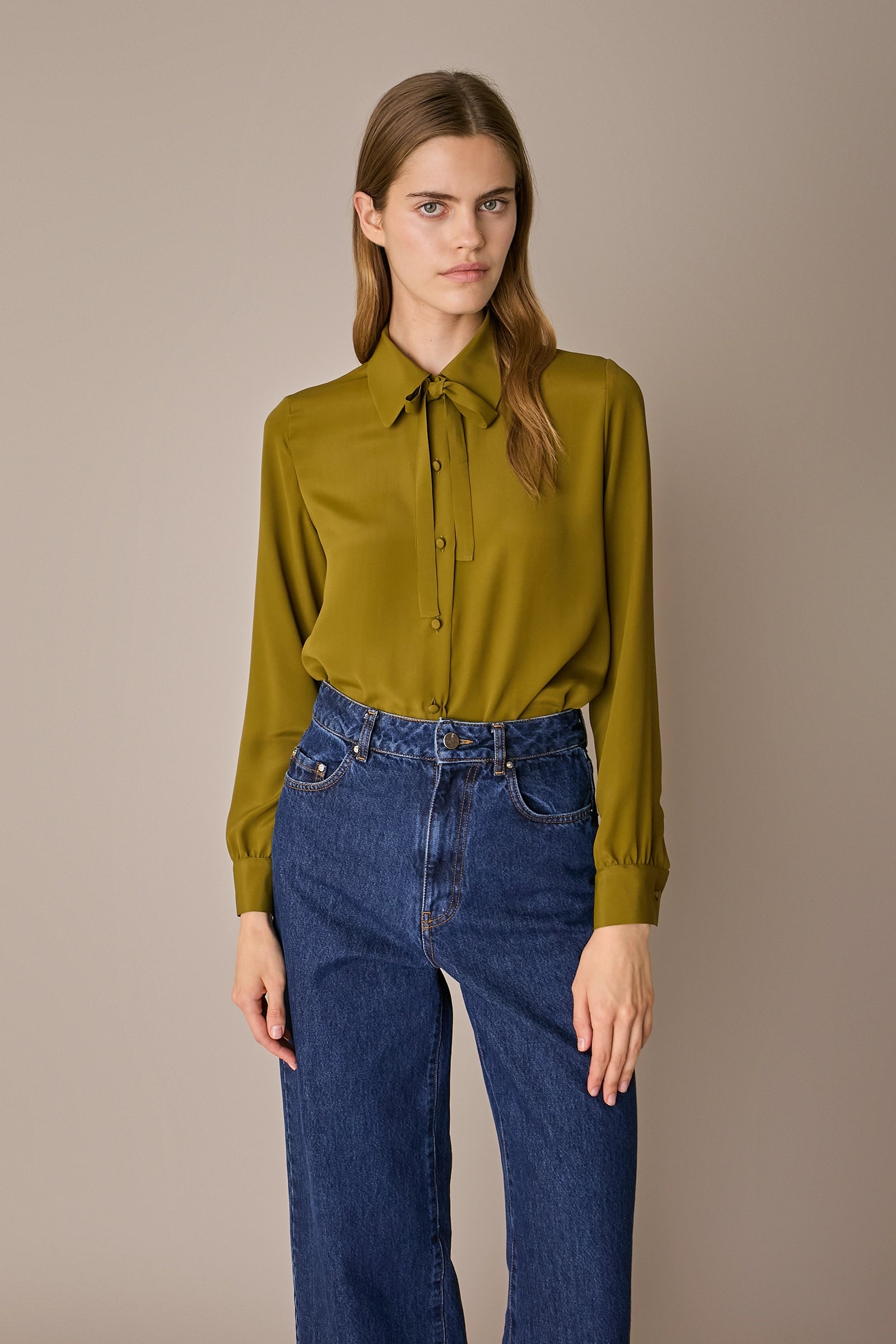 Camicia in blend di seta con fiocco verde oliva
