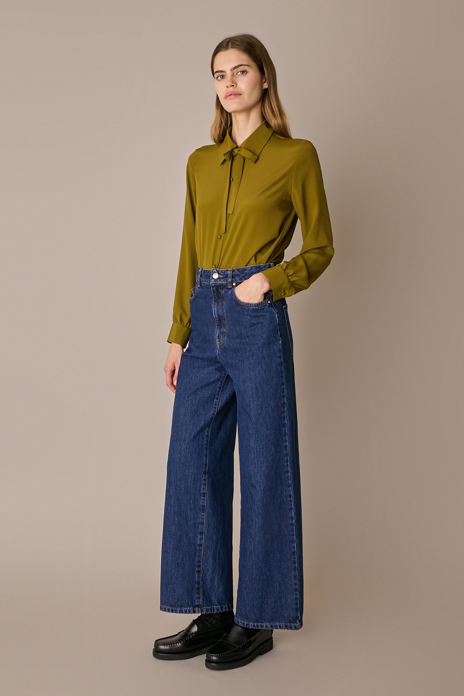 Camicia in blend di seta con fiocco olio in seta, laccetto da annodare