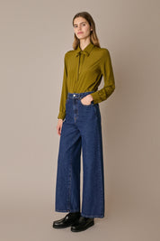 Camicia in blend di seta con fiocco olio in seta, laccetto da annodare
