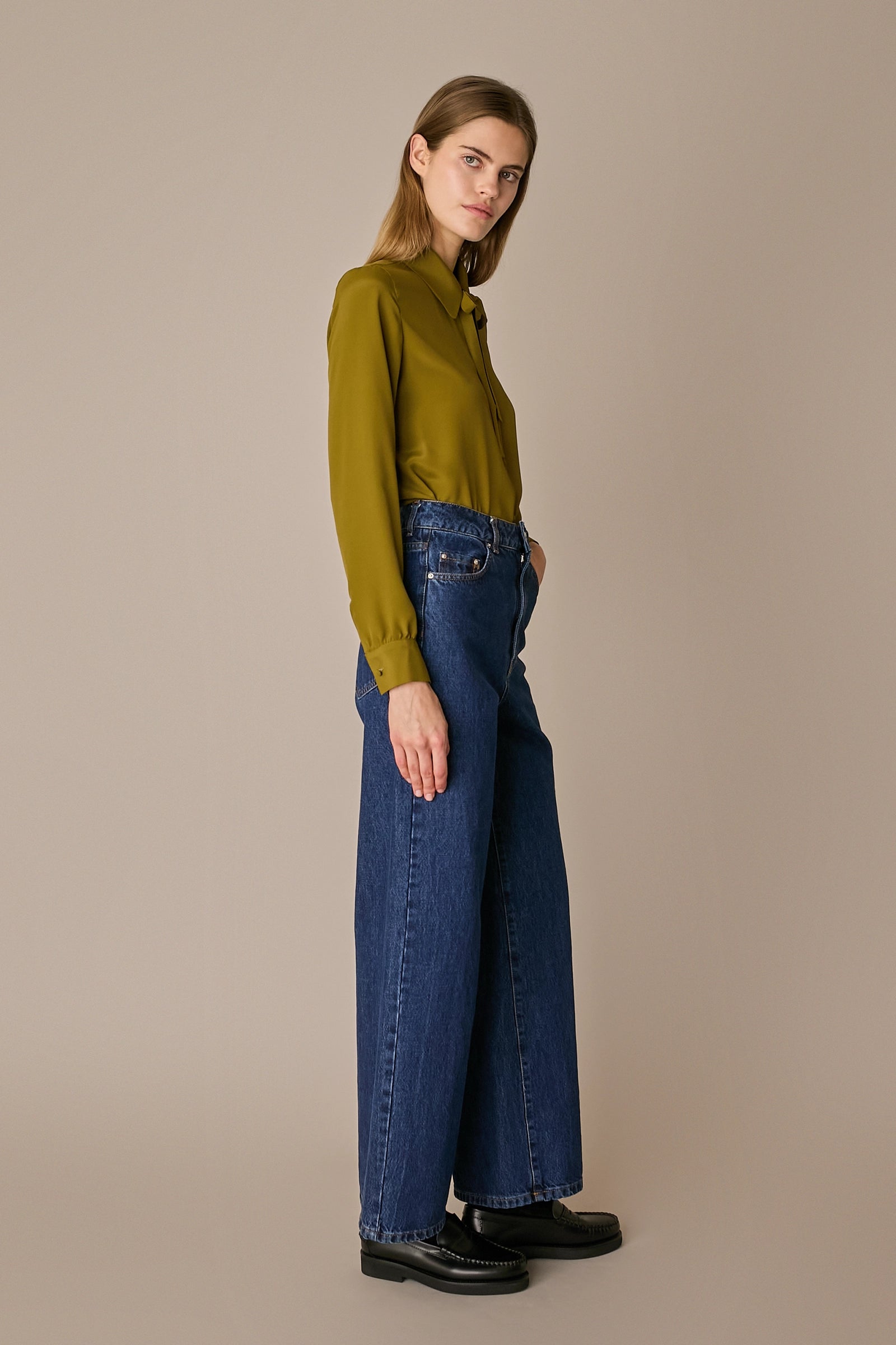 Camicia in blend di seta con fiocco verde oliva, abbottonatura frontale