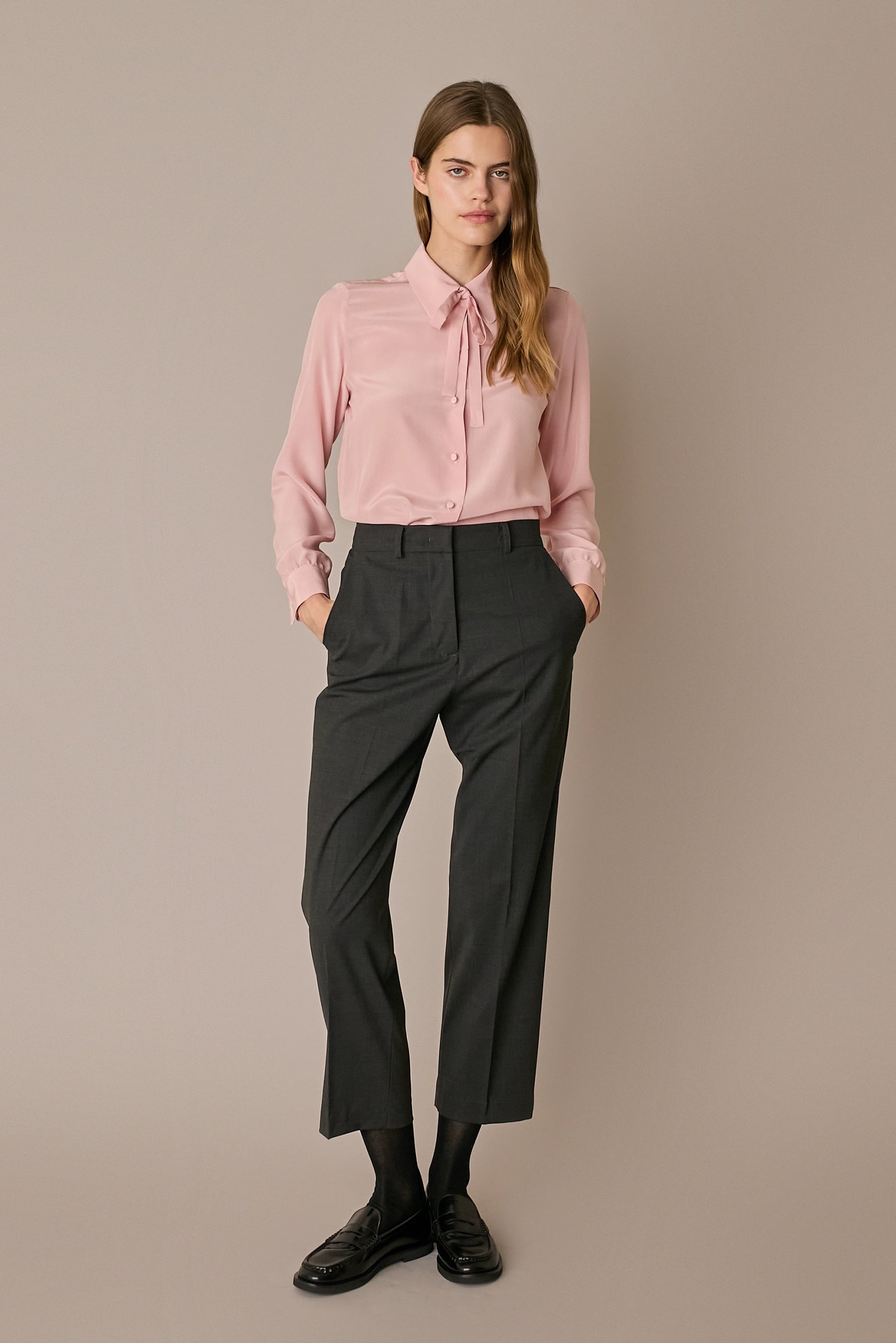 Camicia in seta con fiocco rosa, fiocco e laccetto da annodare