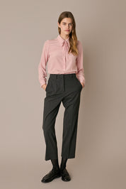 Camicia in seta con fiocco rosa, fiocco e laccetto da annodare