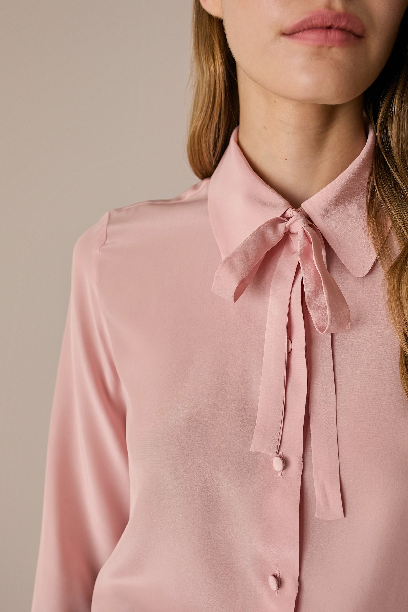 Camicia in seta con fiocco rosa, scollo con fiocco in seta