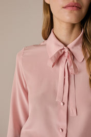 Camicia in seta con fiocco rosa, scollo con fiocco in seta