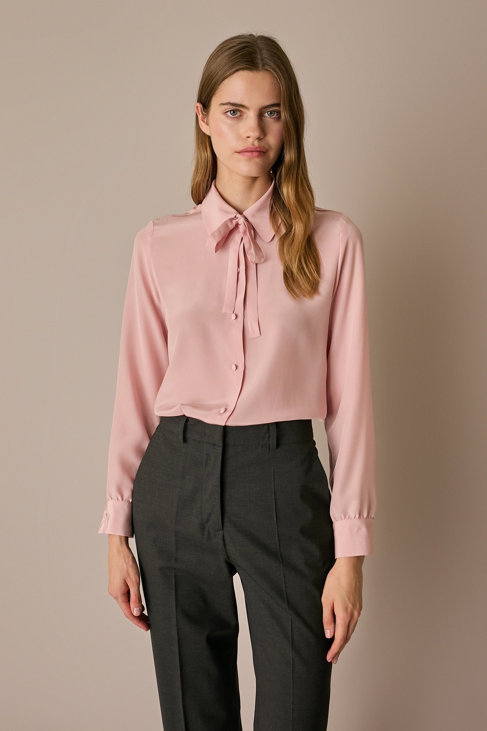 Camicia in seta con fiocco rosa, in seta, abbottonatura frontale