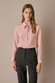 Camicia in seta con fiocco rosa, in seta, abbottonatura frontale