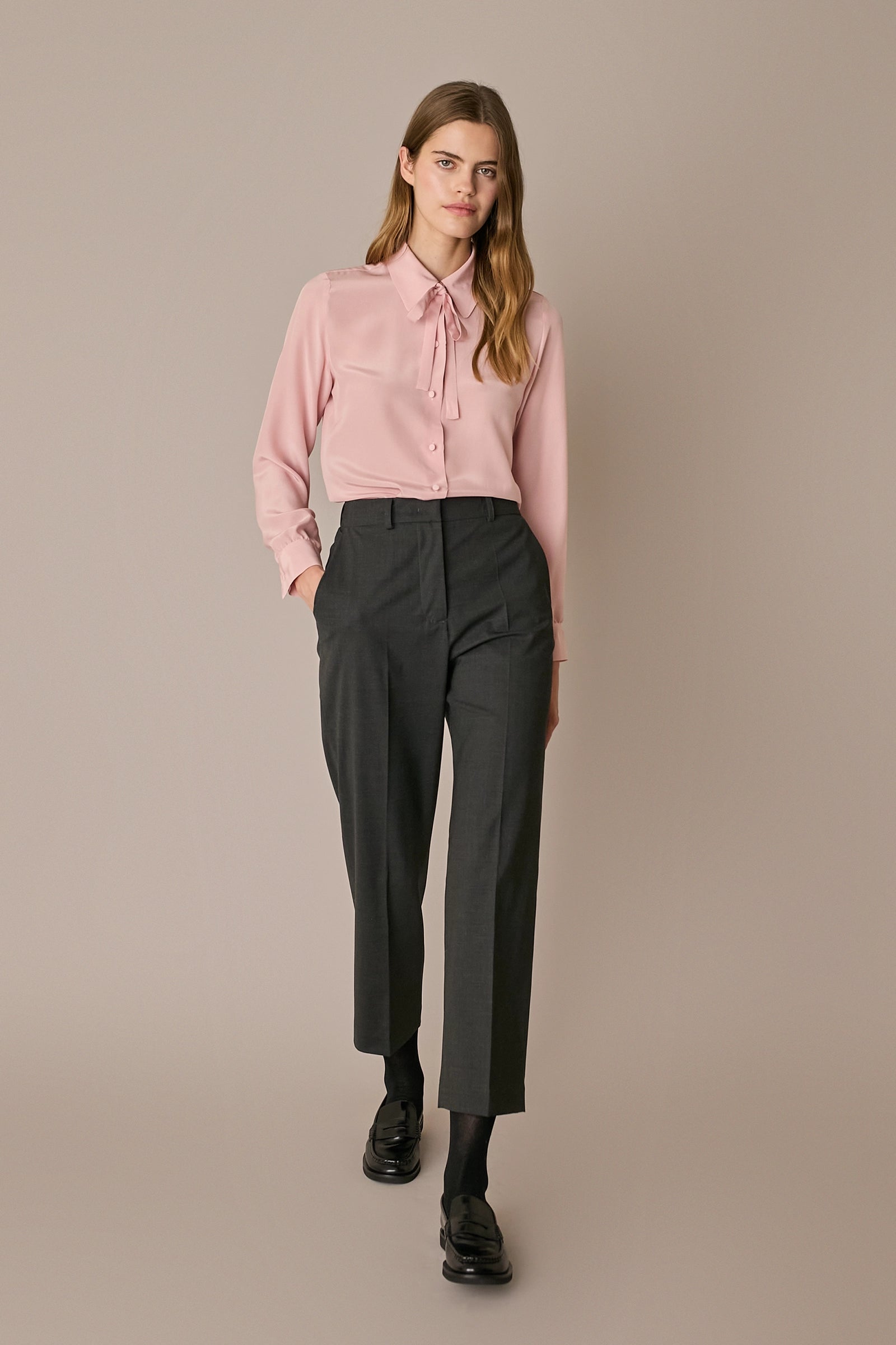 Camicia in seta con fiocco rosa, fiocco