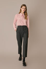 Camicia in seta con fiocco rosa, fiocco