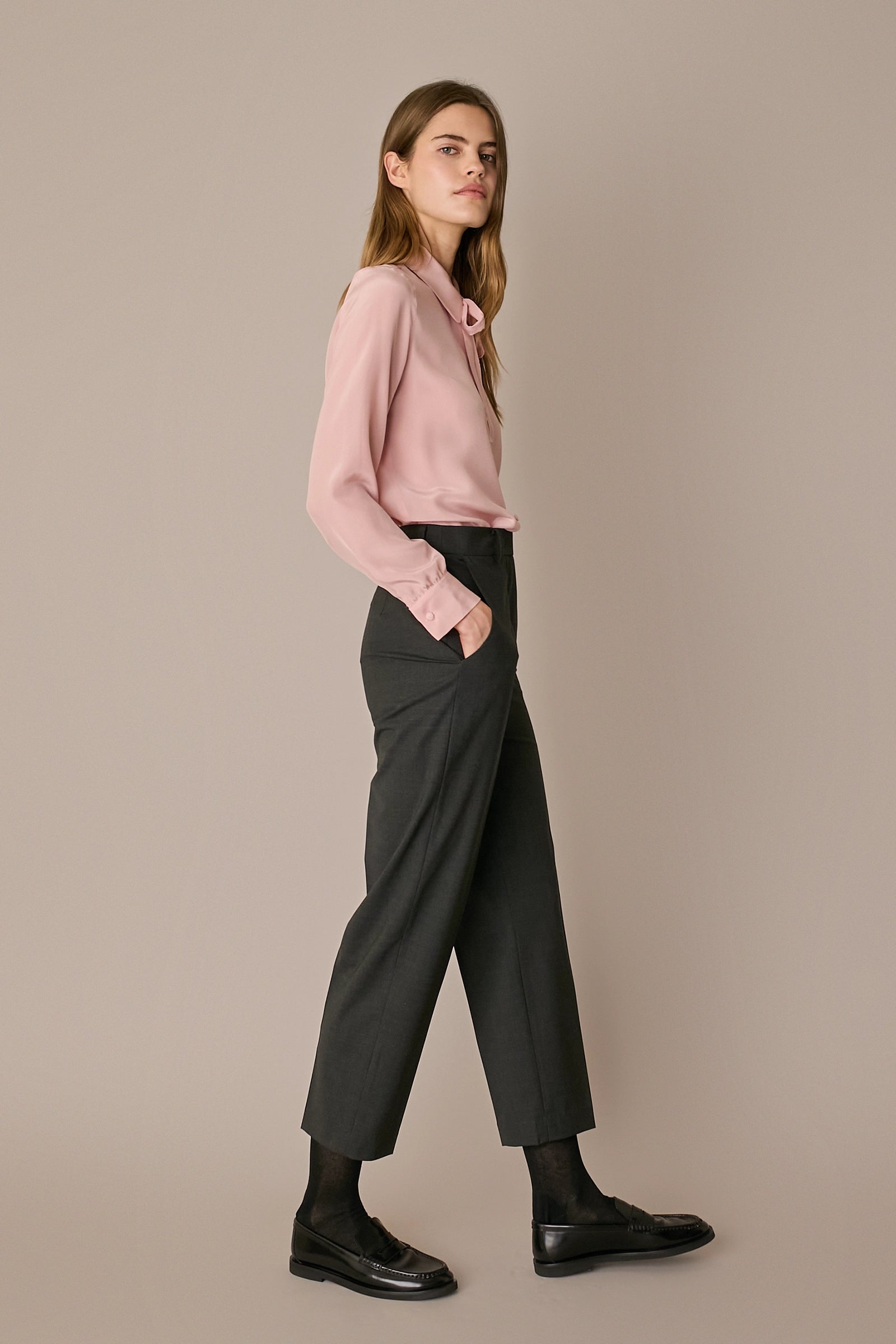 Camicia in seta con fiocco rosa, scollo con fiocco e abbottonatura frontale