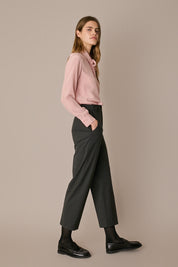 Camicia in seta con fiocco rosa, scollo con fiocco e abbottonatura frontale