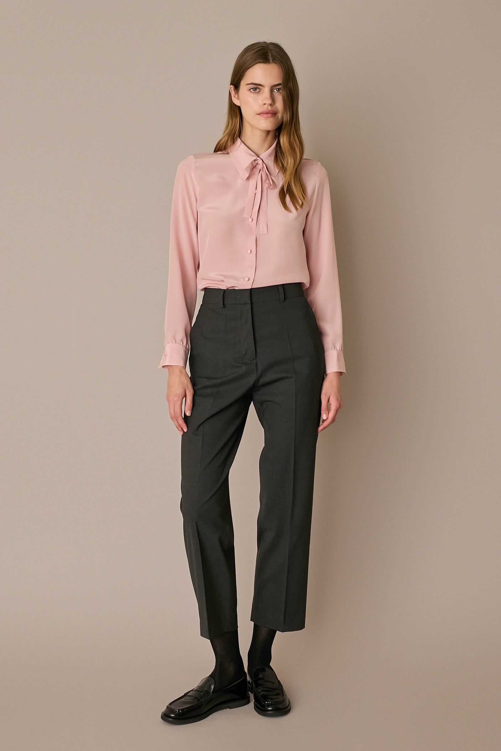Camicia in seta con fiocco rosa, abbottonatura frontale e struttura in seta