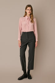 Camicia in seta con fiocco rosa, abbottonatura frontale e struttura in seta