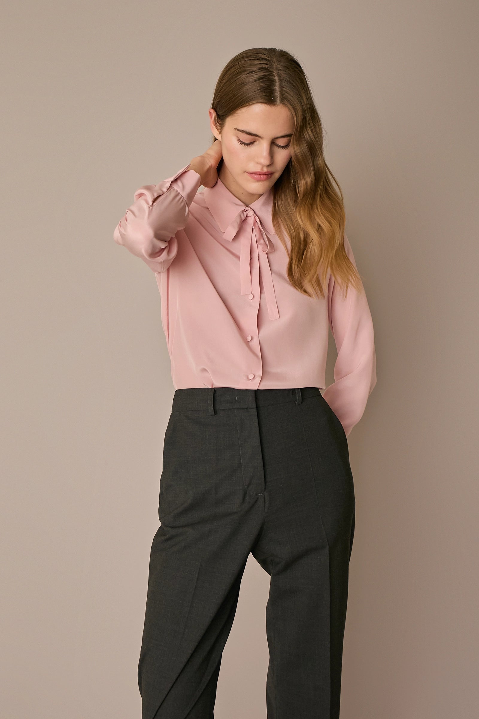 Camicia in seta con fiocco rosa in seta, laccetto da annodare