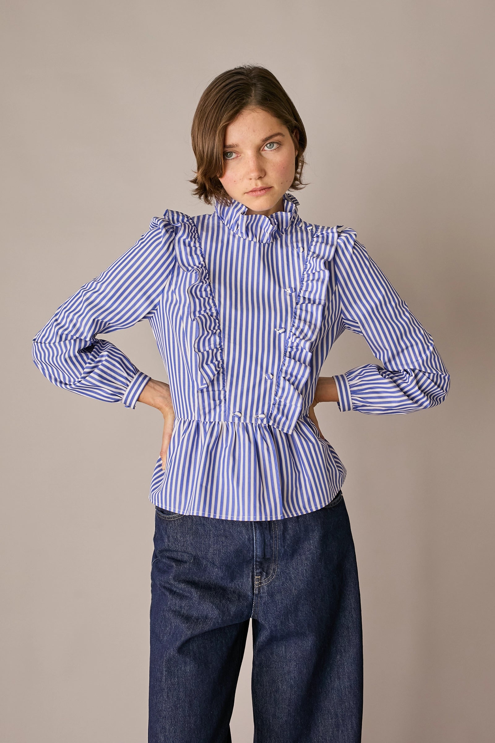 Camicia in cotone con rouches righe bianche e blu