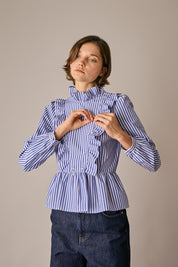 Camicia in cotone con rouches righet bianco - blu, volant e abbottonatura laterale