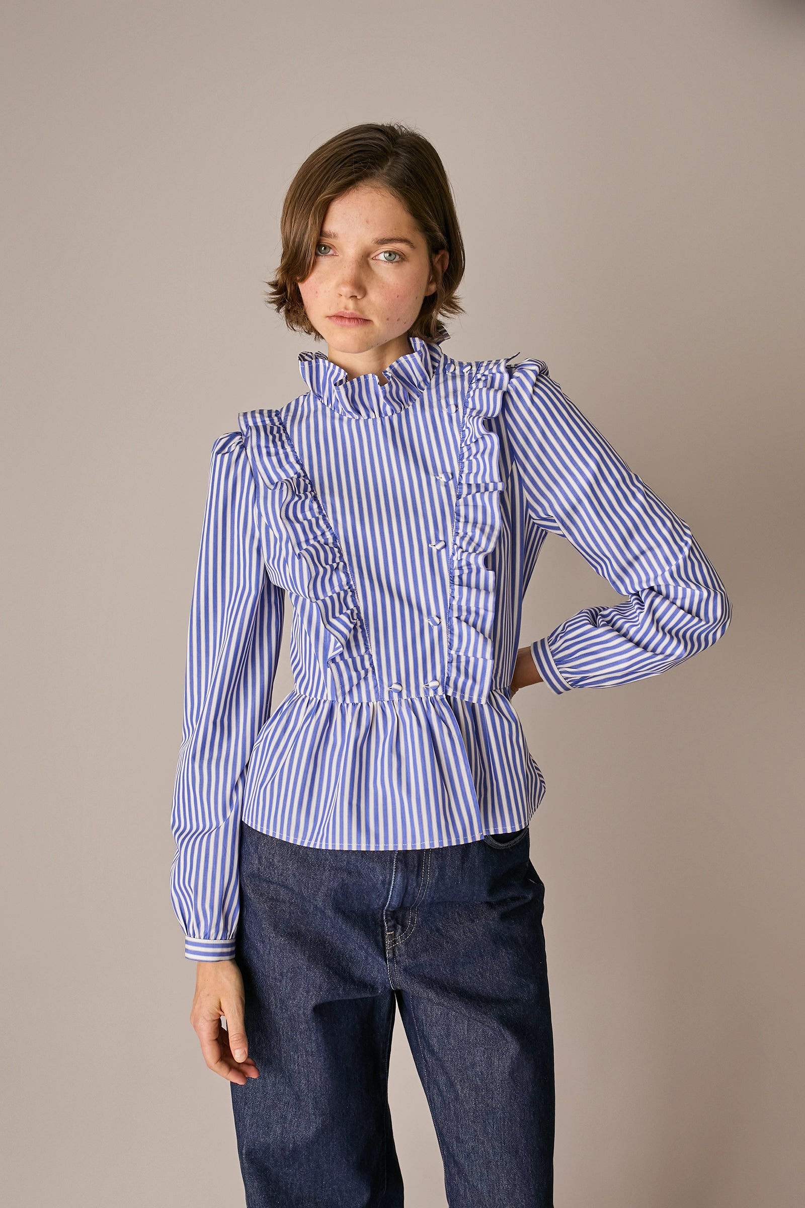 Camicia in cotone con rouches righet bianco - blu con vestibilità regolare