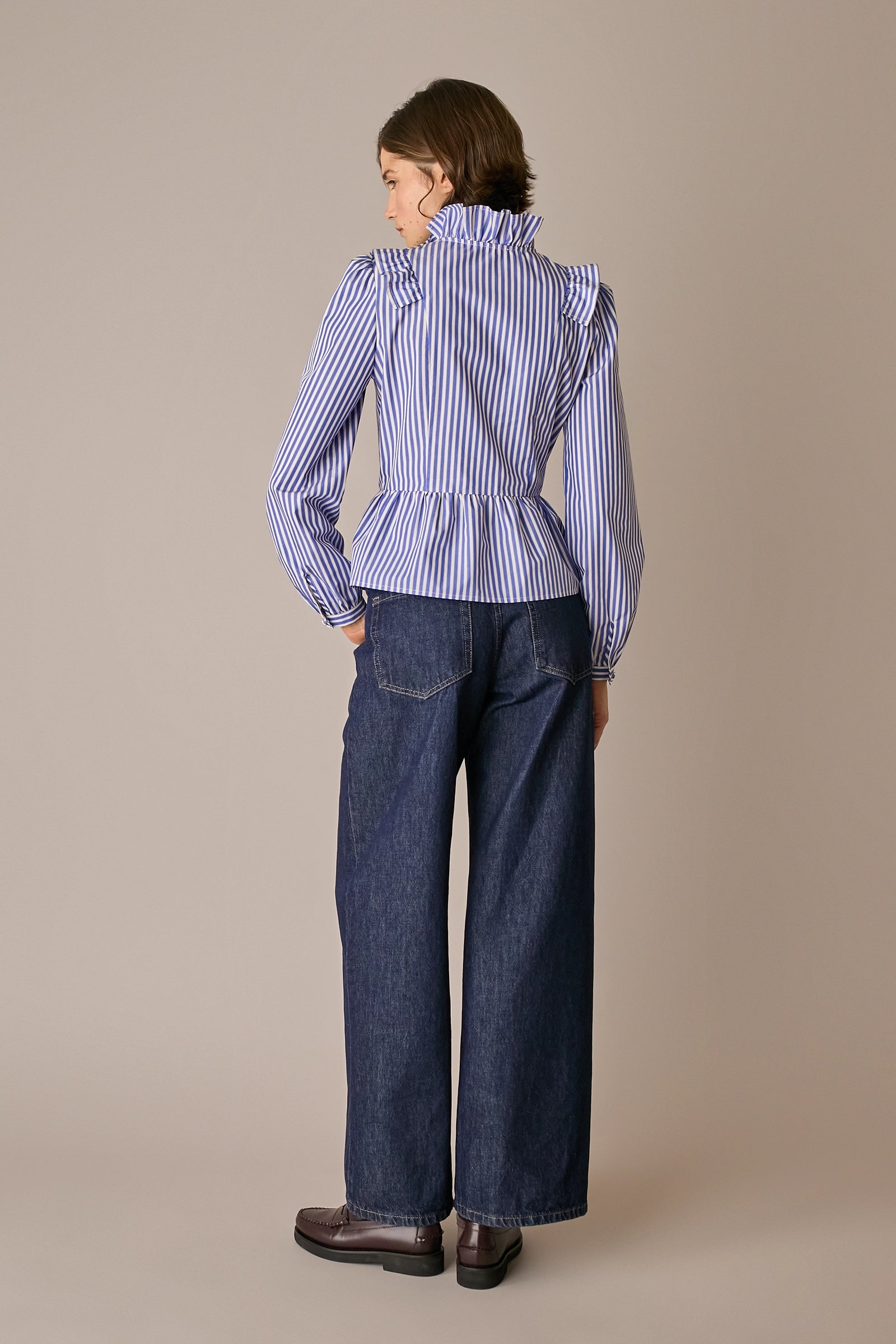 Camicia in cotone con rouches righet bianco - blu, colletto volant