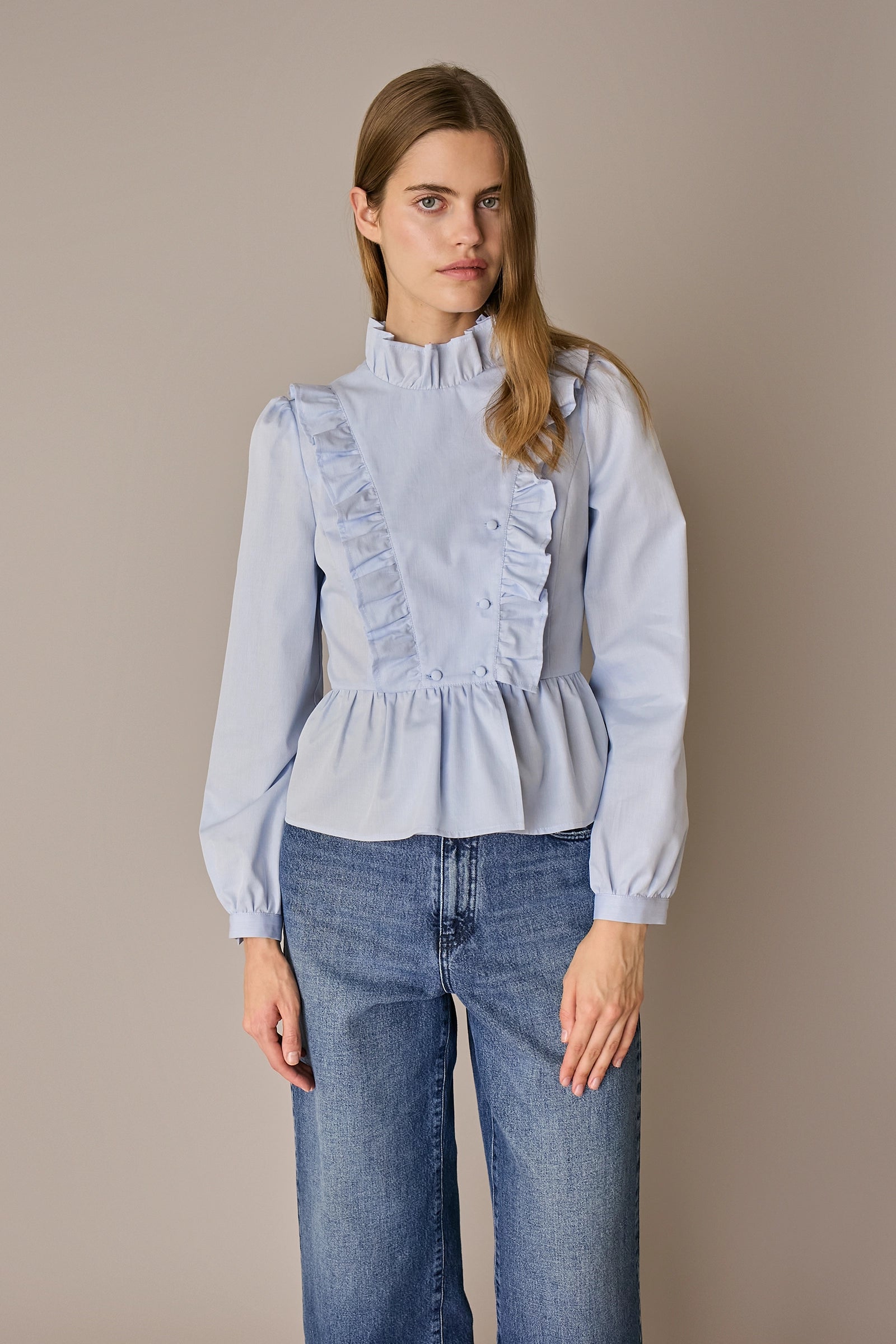 Camicia in cotone con rouches righe azzurre, maniche a sbuffo