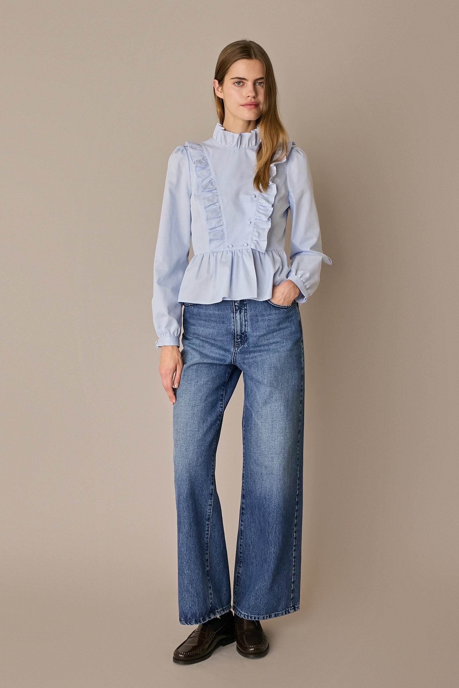 Camicia in cotone con rouches righe azzurre, colletto con volant in cotone