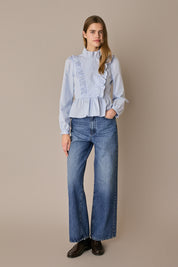 Camicia in cotone con rouches righe azzurre, colletto con volant in cotone
