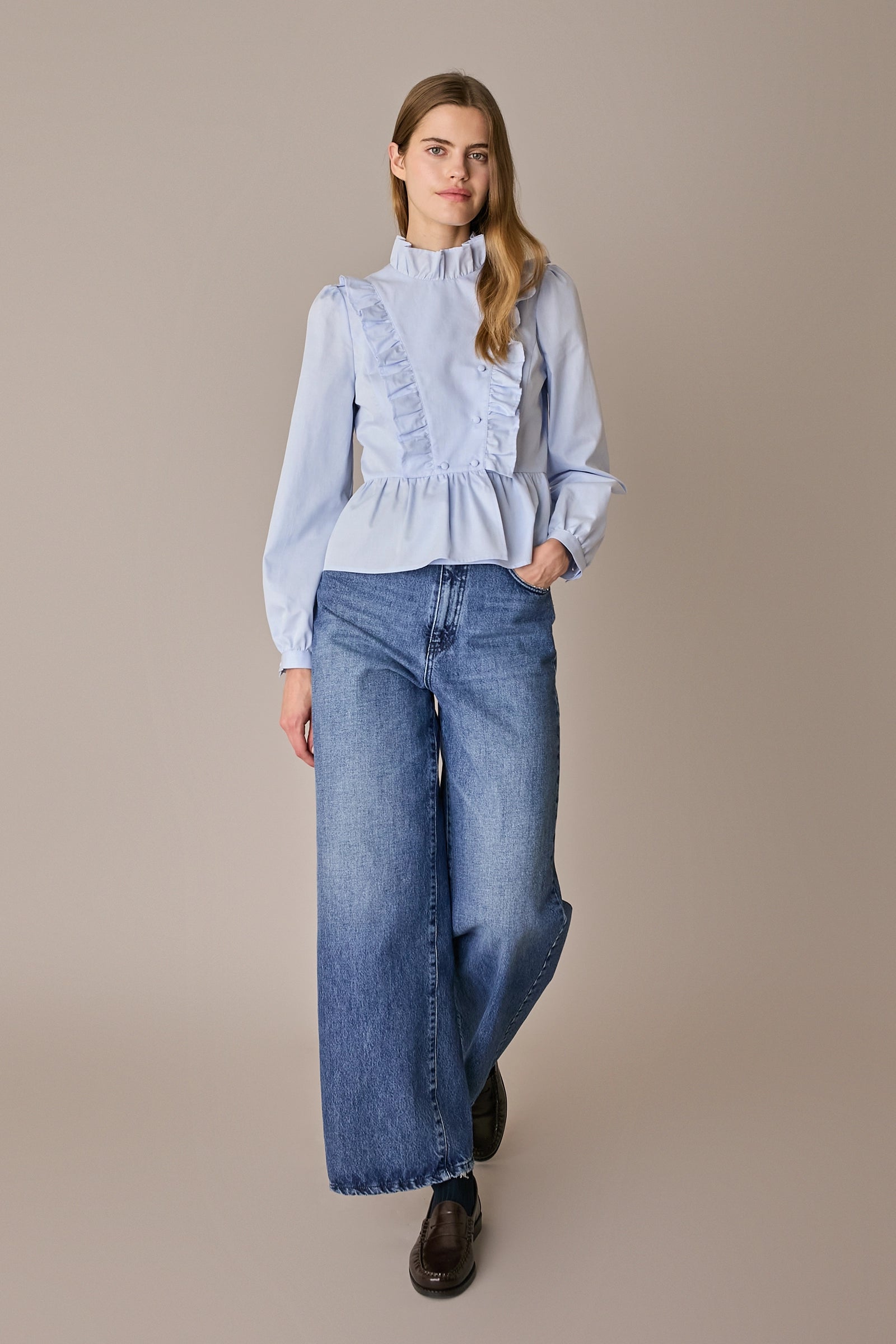 Camicia in cotone con rouches righe azzurre in cotone, volant