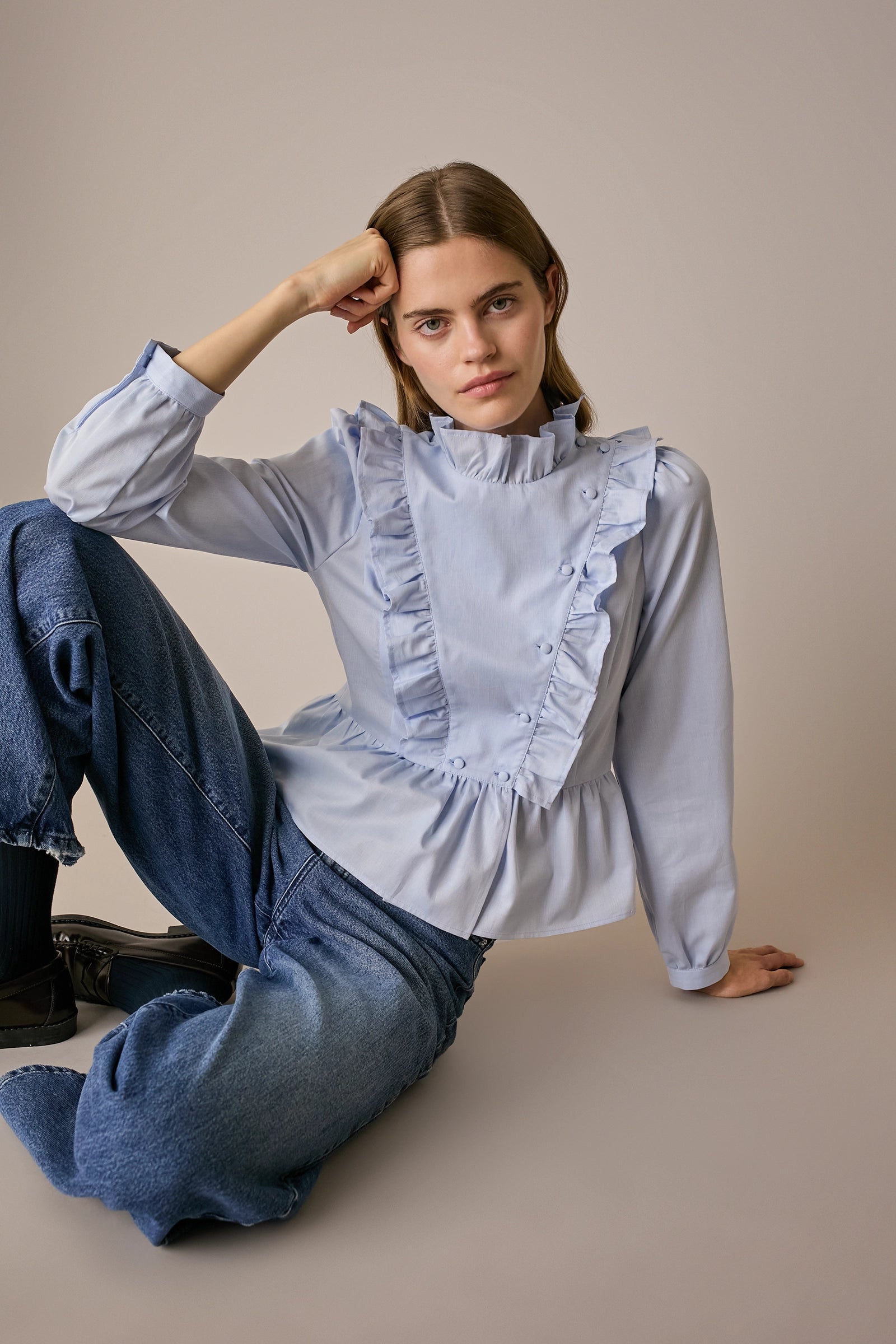 Camicia in cotone con rouches righe azzurre con abbottonatura laterale