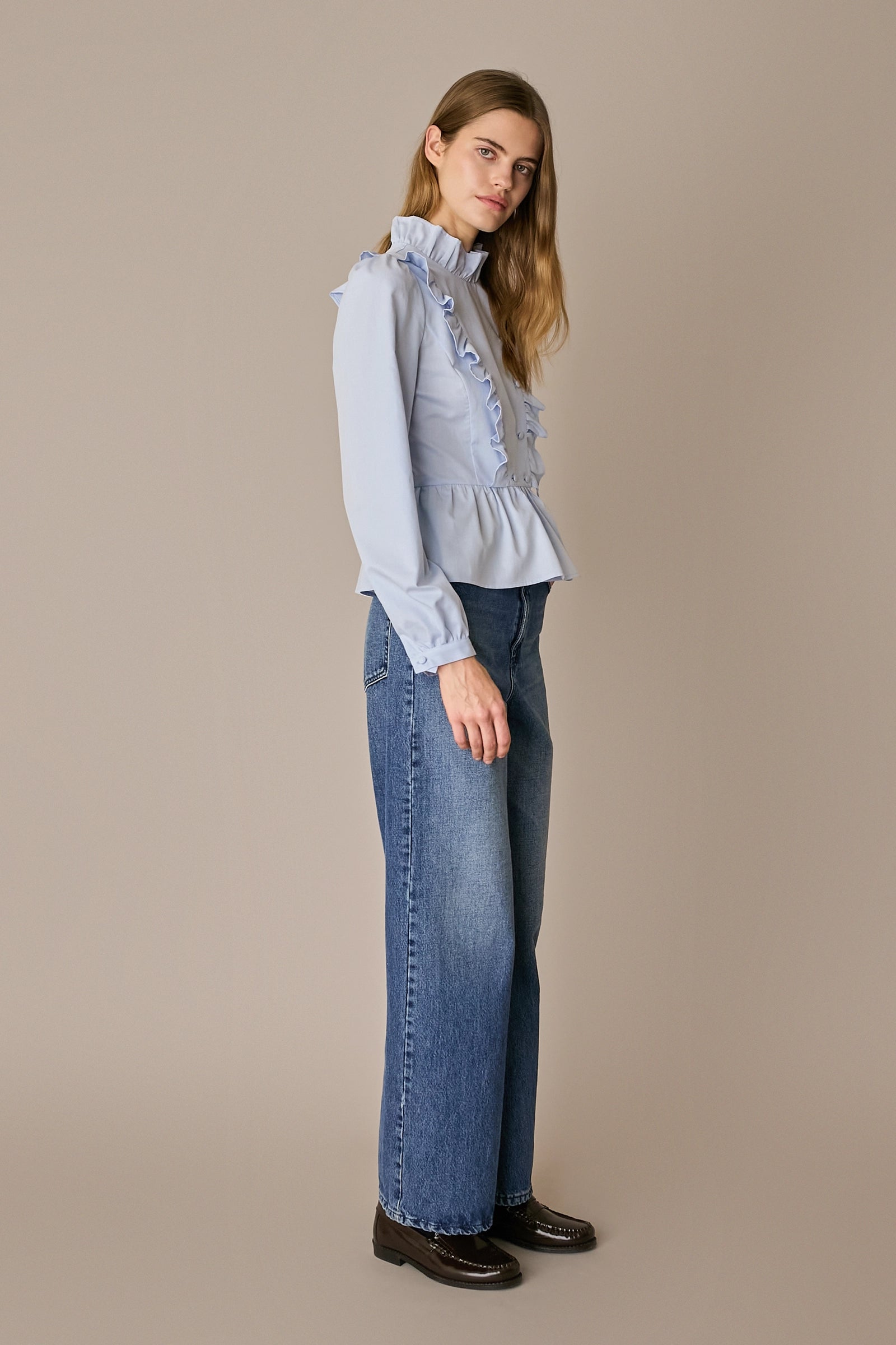 Camicia in cotone con rouches righe azzurre con vestibilità regolare
