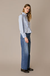 Camicia in cotone con rouches righe azzurre con vestibilità regolare