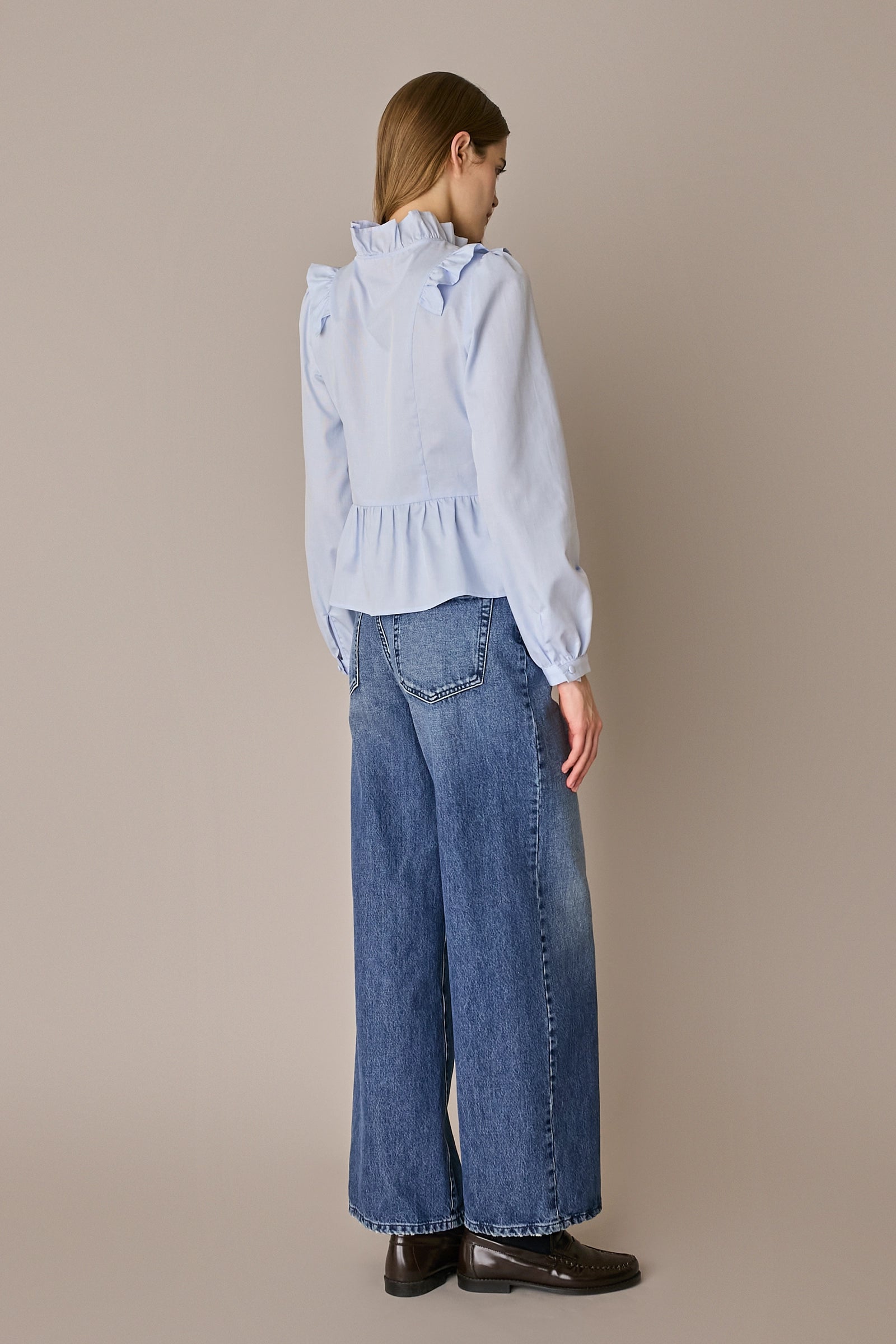 Camicia in cotone con rouches righe azzurre, colletto volant