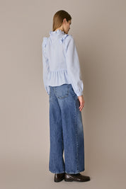 Camicia in cotone con rouches righe azzurre, colletto volant