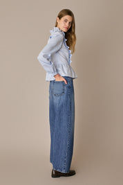 Camicia in cotone con rouches righe azzurre, ruffles e ruches