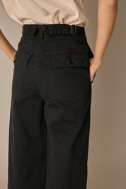 Pantaloni con tiranti in vita