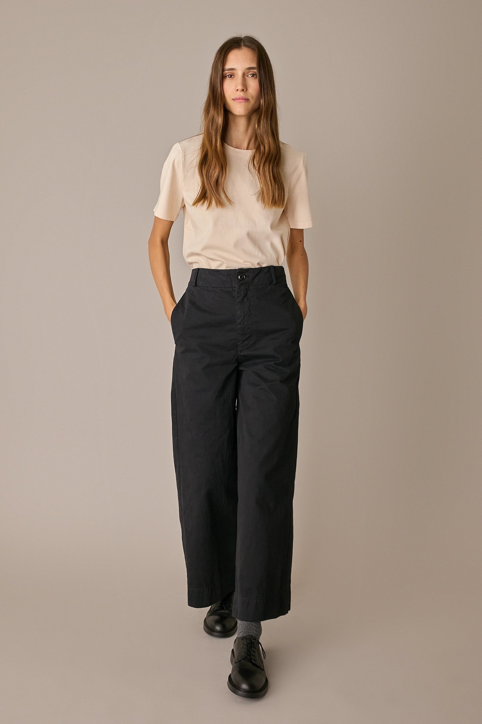 Pantaloni con tiranti in vita