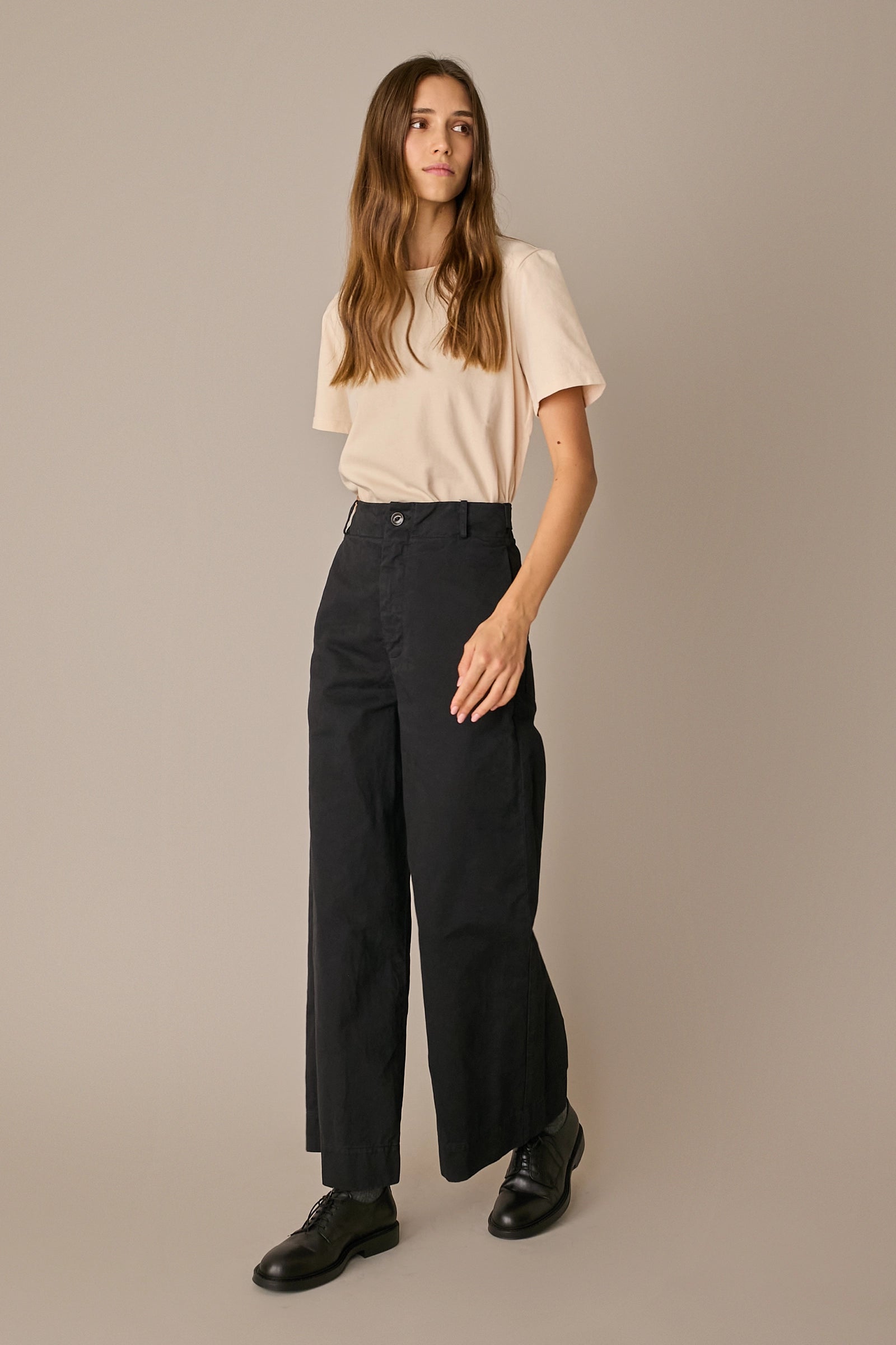 Pantaloni con tiranti in vita